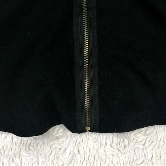 Stretchy Peplum Top with Zip-Up Back - Picture 5 of 10